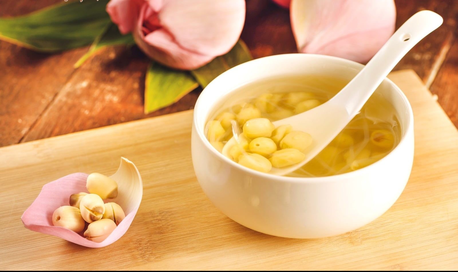 Nồi chè hạt sen đường phèn đang nấu, nước chè trong veo không bị đục