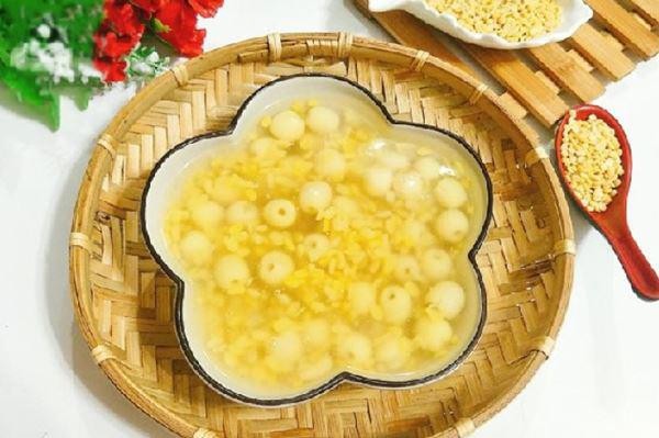 Món chè hạt sen đậu xanh bùi bùi, một cách nấu hạt sen ngon truyền thống
