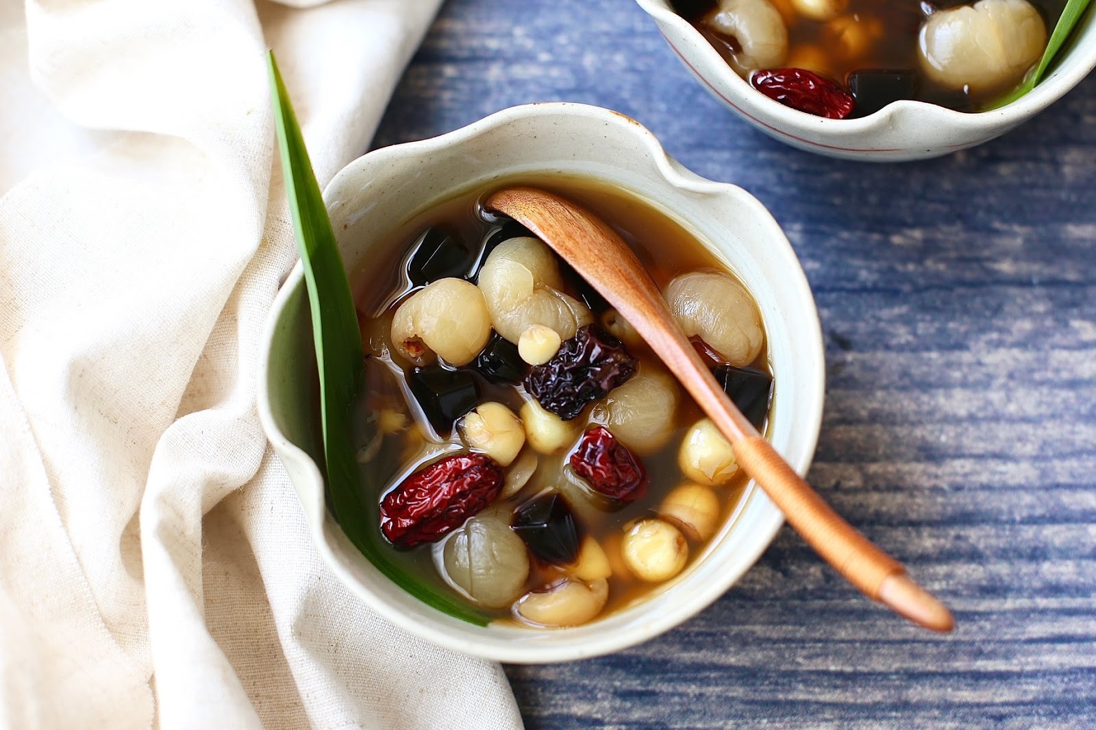 Chè hạt sen táo đỏ thành phẩm, táo đỏ căng mọng và hạt sen chín mềm