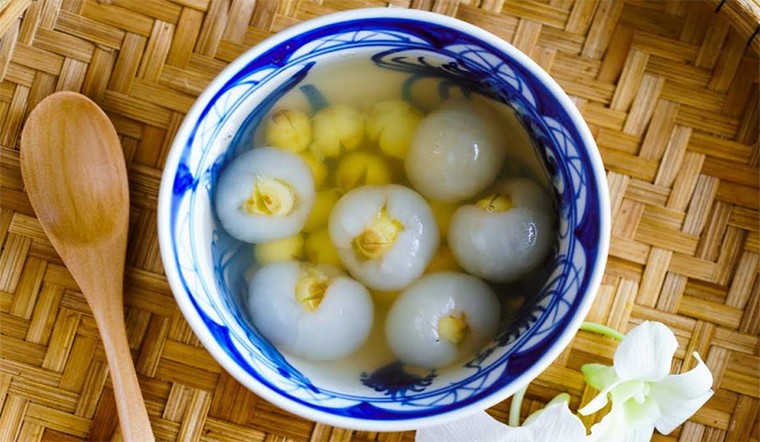 Bát chè hạt sen long nhãn đã hoàn thành, ngon miệng