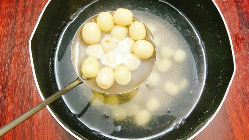 Luộc hạt sen trong nồi, bước quan trọng trong cách nấu chè hạt sen đường cát