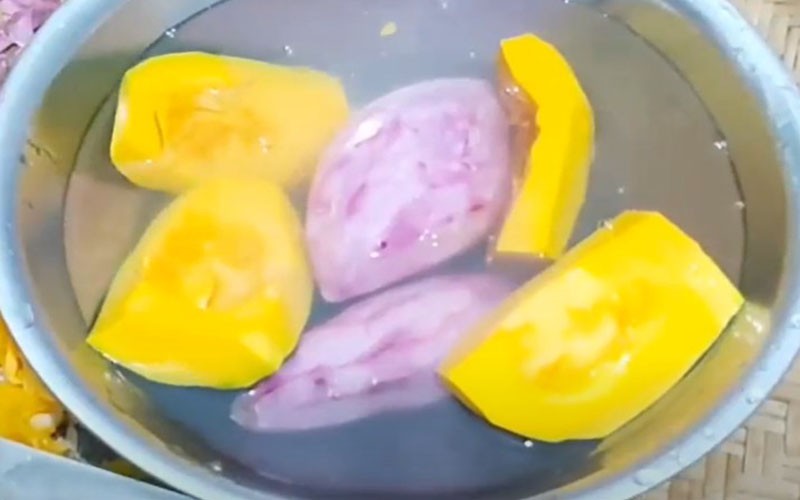 Sơ chế bí đỏ và khoai lang để nấu chè đậu xanh bí đỏ khoai lang