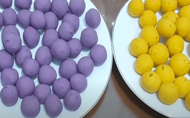 Tạo hình các viên chè từ hỗn hợp bí đỏ và khoai lang tím