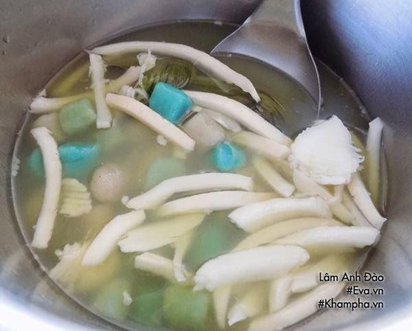 Nồi chè khoai môn dẻo thơm ngon sau khi hoàn thiện