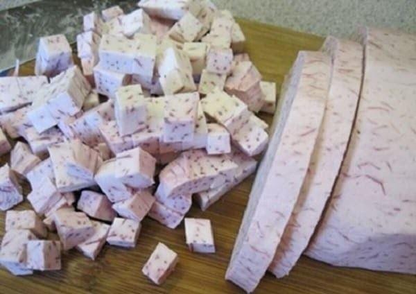 Sơ chế khoai môn và cắt miếng vừa ăn cho chè đậu xanh