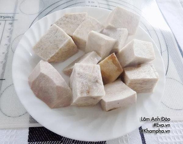 Sơ chế và hấp khoai môn để có chè khoai môn dẻo