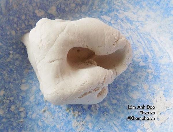 Nhào bột khoai môn dẻo mịn sau khi nghiền