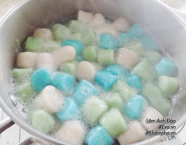 Luộc viên khoai môn dẻo và ngâm nước đá lạnh