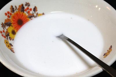 Hòa tan bột sắn dây trong nước lạnh để tránh vón cục