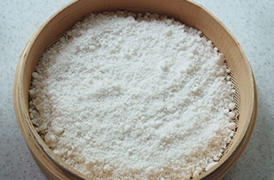 Xay nhuyễn bột gạo nếp để chè dẻo hơn