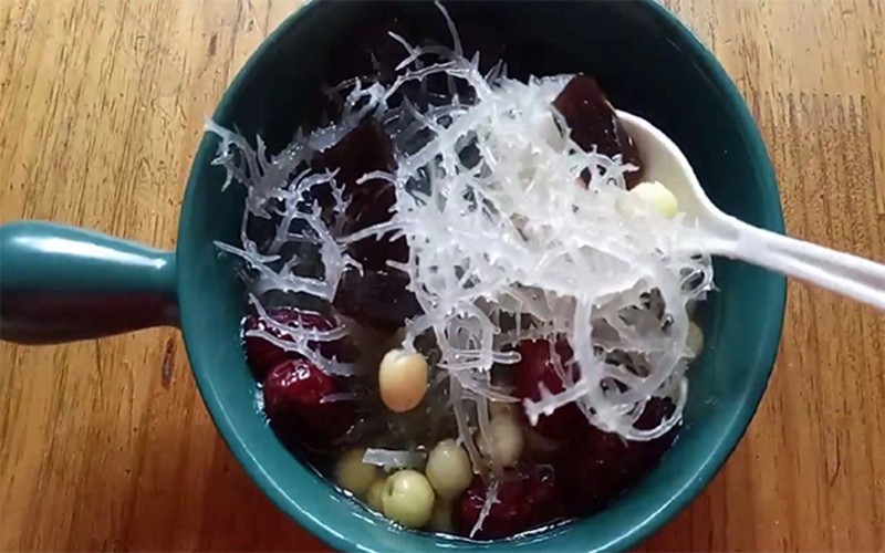 Bát chè rong sụn táo đỏ thanh mát, đẹp mắt, sẵn sàng để thưởng thức, thể hiện cách nấu chè rong sụn thành công