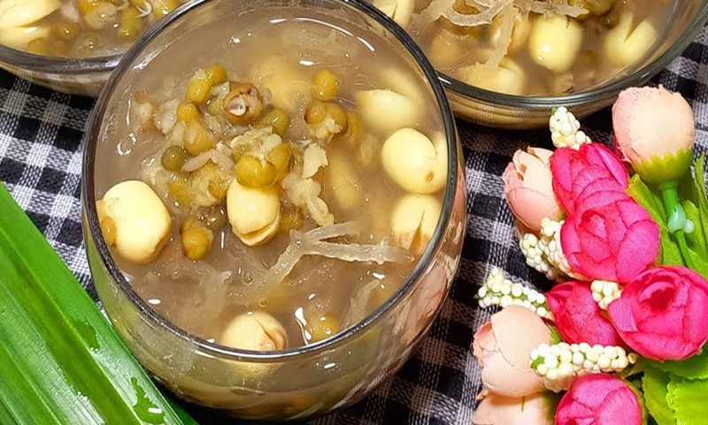 Ly chè rong sụn đậu xanh bùi béo, mát lạnh với đá, là một biến tấu hấp dẫn của cách nấu chè rong sụn