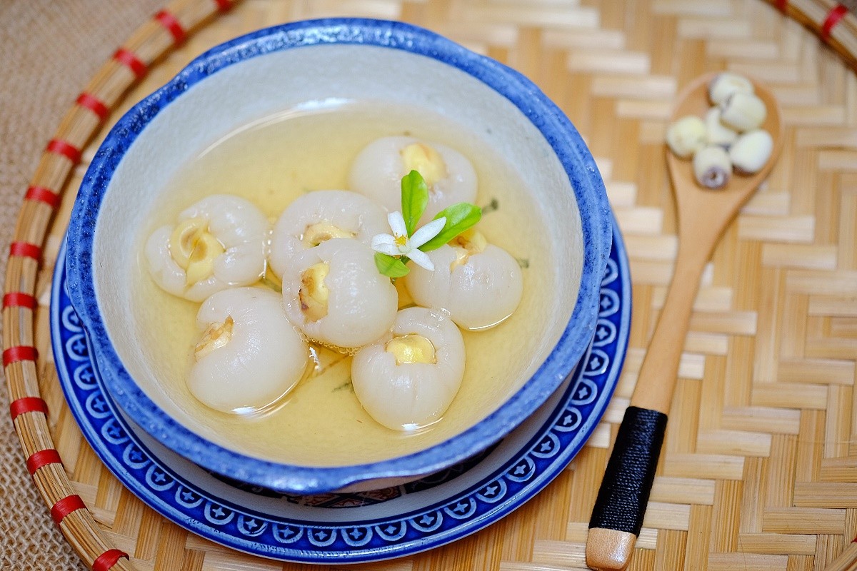 Bát chè hạt sen long nhãn đã hoàn thành, hạt sen bọc trong cùi nhãn, nước chè trong và ngọt thanh