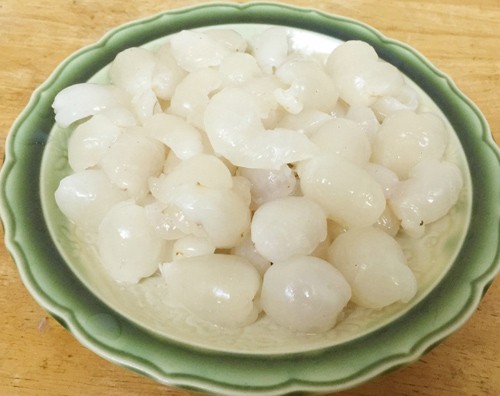 Vải tươi đã bóc vỏ và cắt đôi, chuẩn bị cho món chè Thái thơm mát theo công thức cách nấu chè ngon nhất