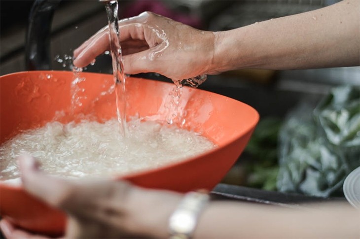 Vo gạo nhẹ nhàng để giữ dưỡng chất cho hạt gạo