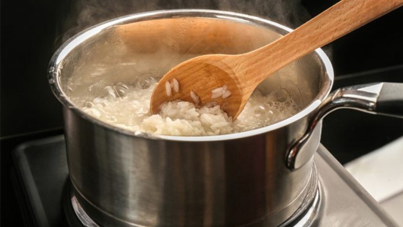 Nấu cơm bằng bếp ga với lửa vừa phải đến khi sôi, sau đó hạ nhỏ lửa