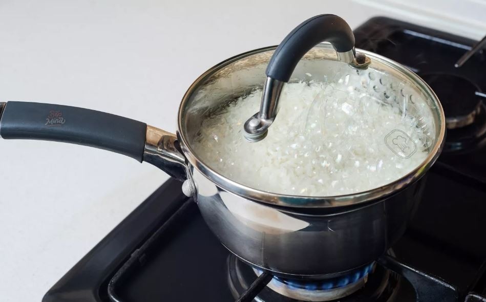Ủ cơm sau khi nấu bằng bếp ga để hạt cơm chín đều và mềm dẻo