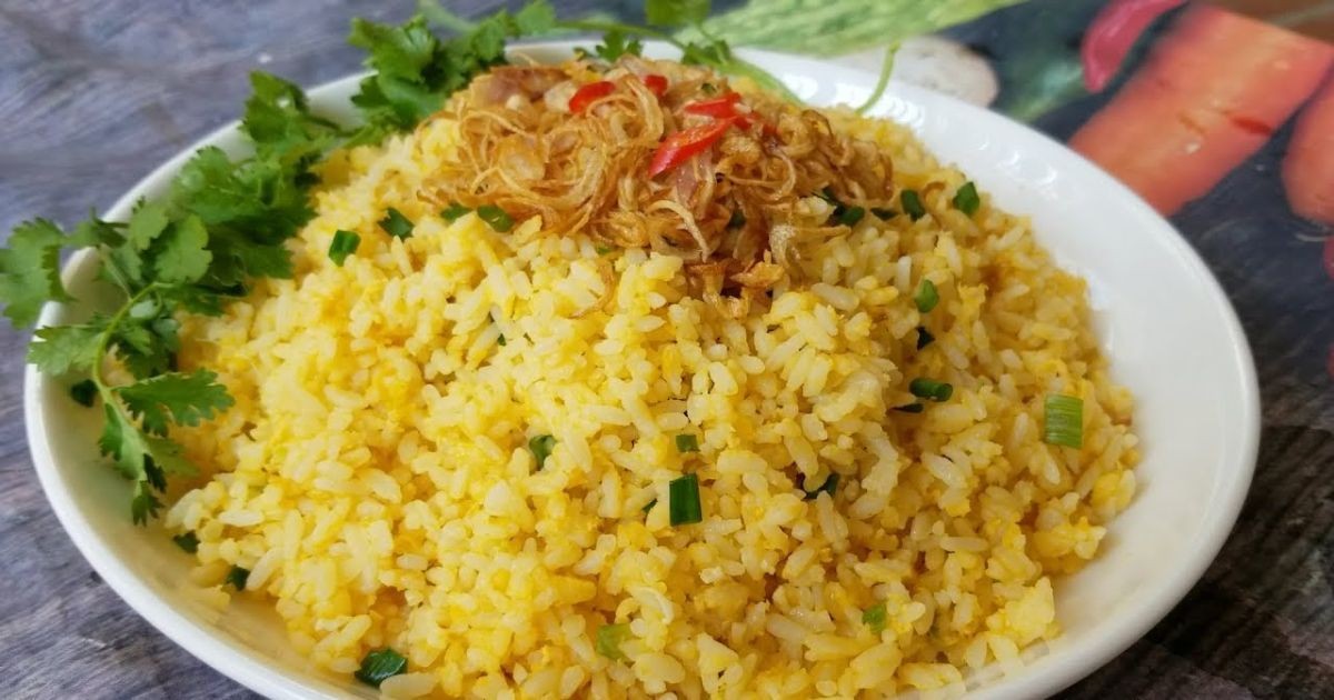 Cơm chiên trứng vàng ươm, hạt cơm tơi xốp được chế biến từ các nguyên liệu tươi ngon