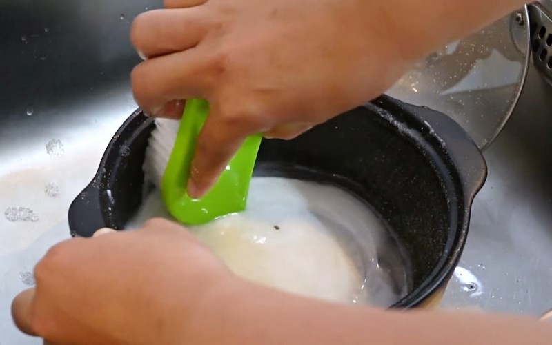 Vệ sinh sạch sẽ nồi đất trước khi cho gạo vào nấu