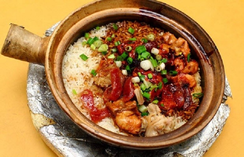 Thưởng thức đĩa cơm niêu Singapore nóng hổi, đậm đà hương vị