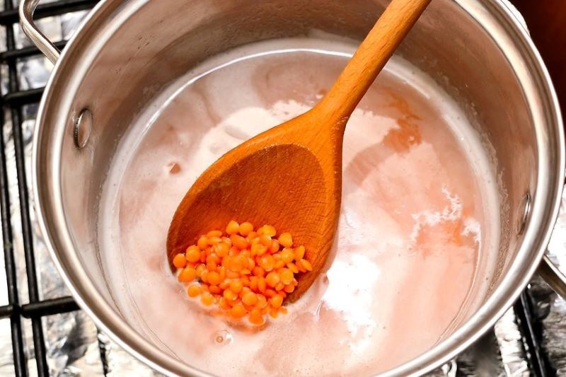 Nồi đậu lăng đỏ bắt đầu sôi trên bếp