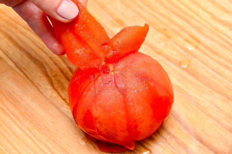 Chần cà chua để bóc vỏ dễ dàng