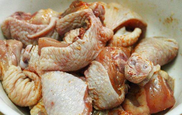 Gà chặt miếng to ướp với các loại gia vị