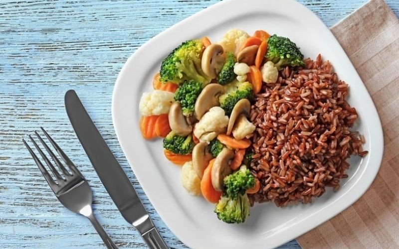 Cơm gạo lứt trộn dinh dưỡng, món ngon từ gạo lứt đúng cách