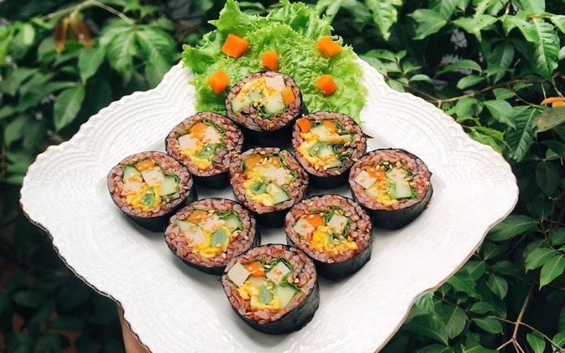 Cơm cuộn gạo lứt healthy, món ăn phù hợp cho chế độ ăn kiêng