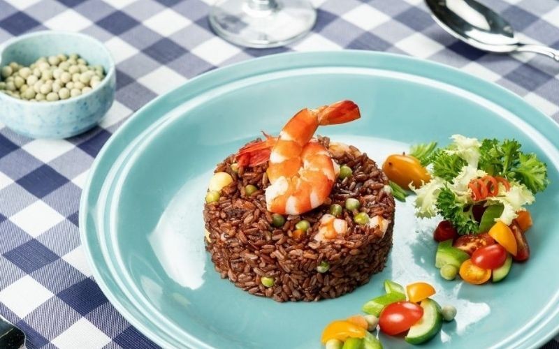 Cơm gạo lứt chiên thơm ngon, một lựa chọn hấp dẫn khi nấu gạo lứt