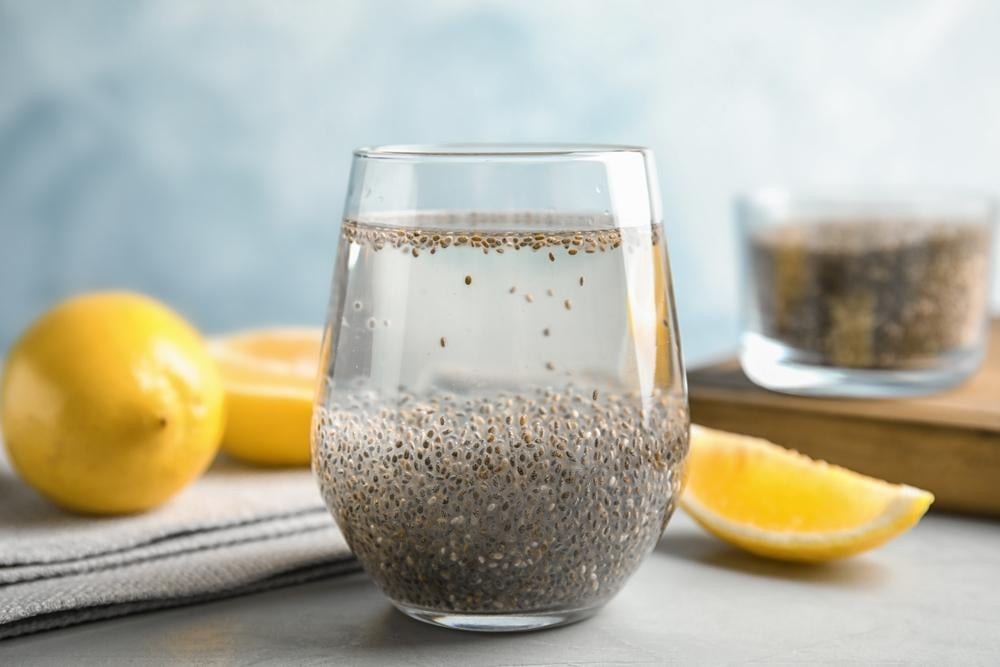 Ly nước hạt chia thanh mát cùng trái cây tươi