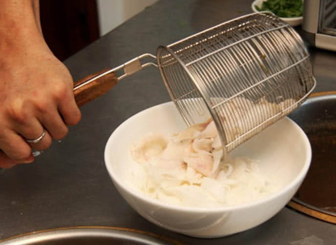 Thái lát cá lóc phi lê mỏng chuẩn bị cho món hủ tiếu cá, kỹ thuật chế biến trong cách nấu món ăn người Hoa