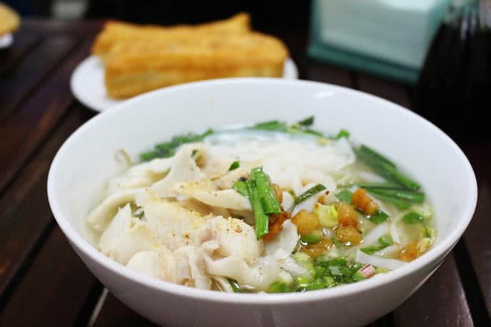 Tô hủ tiếu cá nóng hổi sẵn sàng thưởng thức cùng tương đen sa tế, chuẩn vị cách nấu món ăn người Hoa