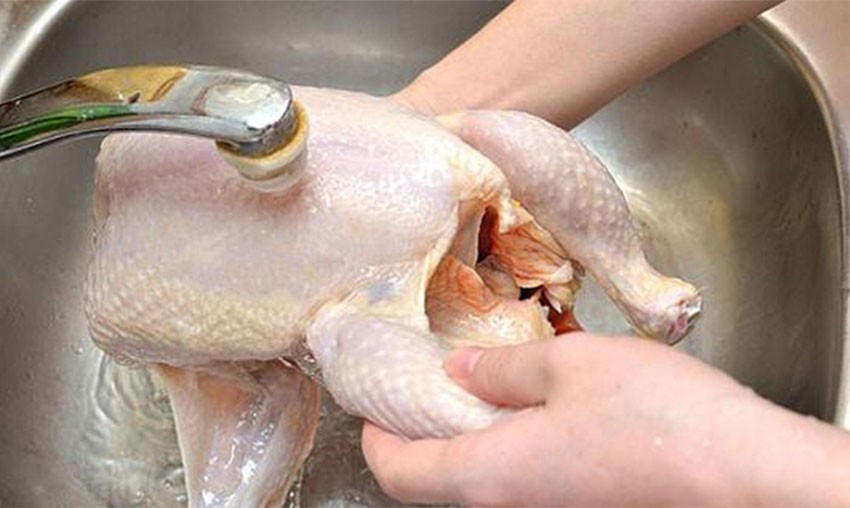 Gà đã ướp gia vị sẵn sàng cho cách nấu hủ tiếu gà
