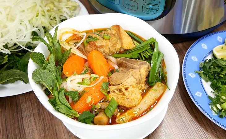 Thành phẩm cuối cùng: Tô hủ tiếu sườn kho thơm ngon, đậm đà