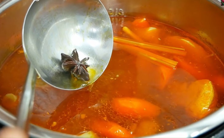 Nước dùng hủ tiếu sườn kho hoàn thành với màu sắc hấp dẫn và hương thơm đặc trưng
