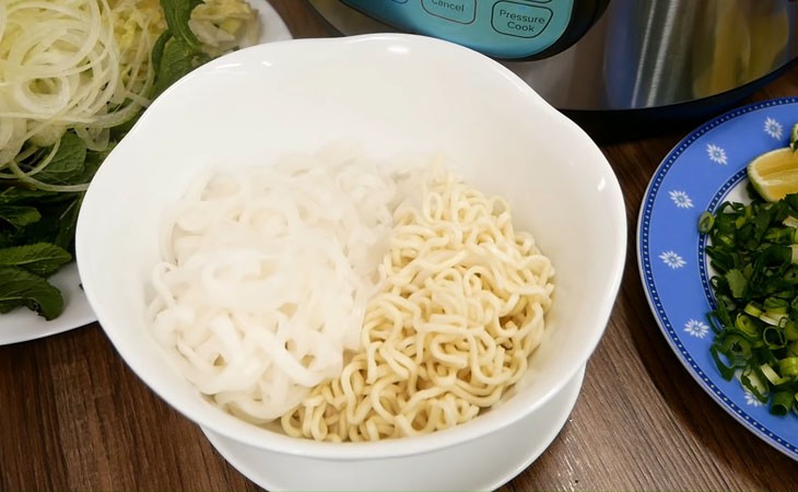 Tô hủ tiếu sườn kho đã hoàn thành, được trang trí đẹp mắt