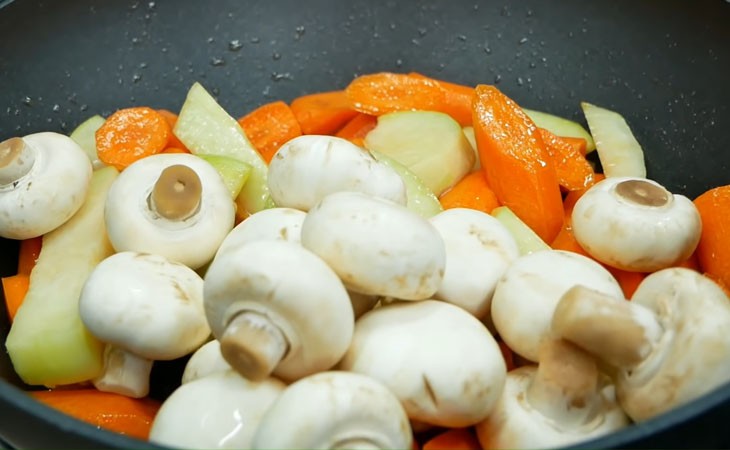Xào sơ cà rốt, su hào và nấm mỡ trên chảo để tăng hương vị và giữ độ giòn