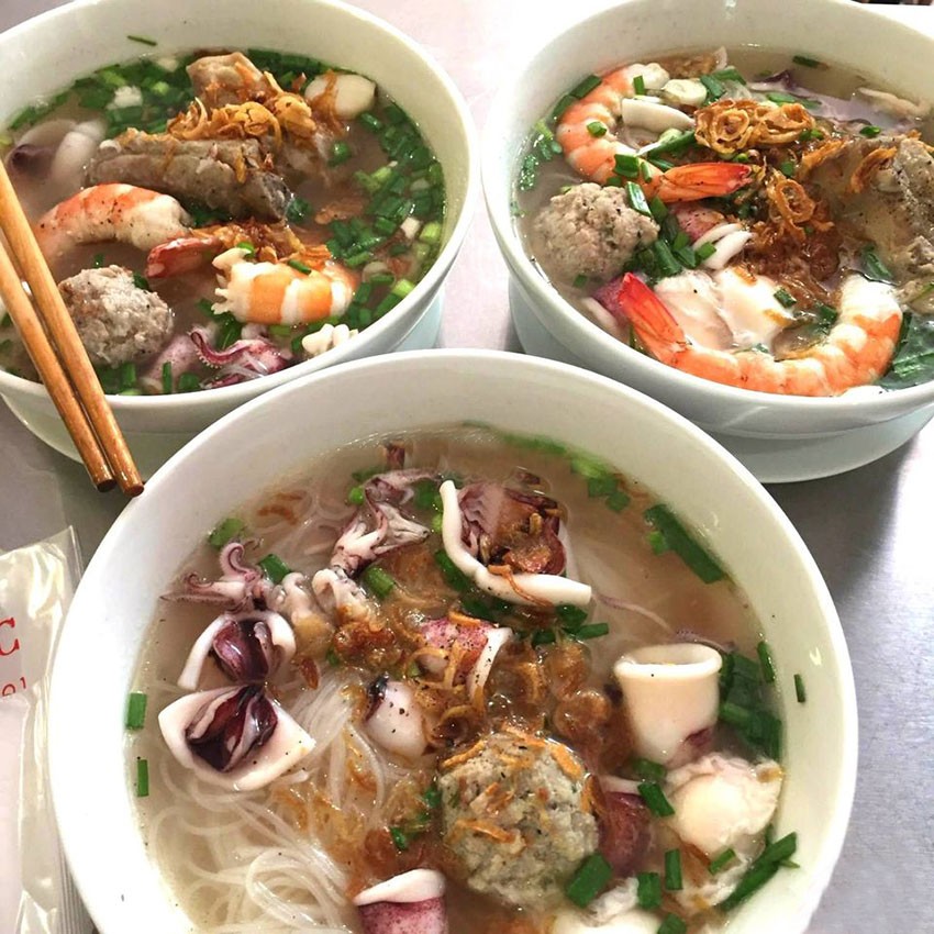 Quy trình các bước để nấu hủ tiếu mực khô tại nhà