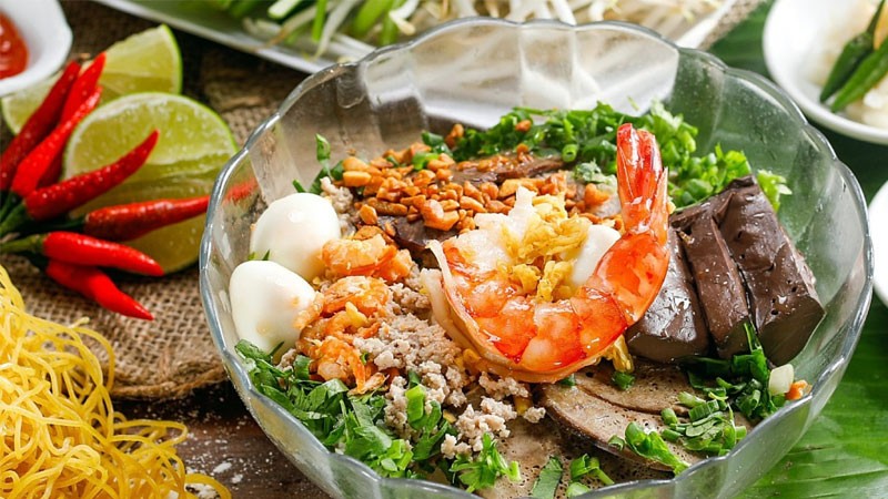 Hoàn thành tô hủ tiếu Nam Vang với nước lèo trong