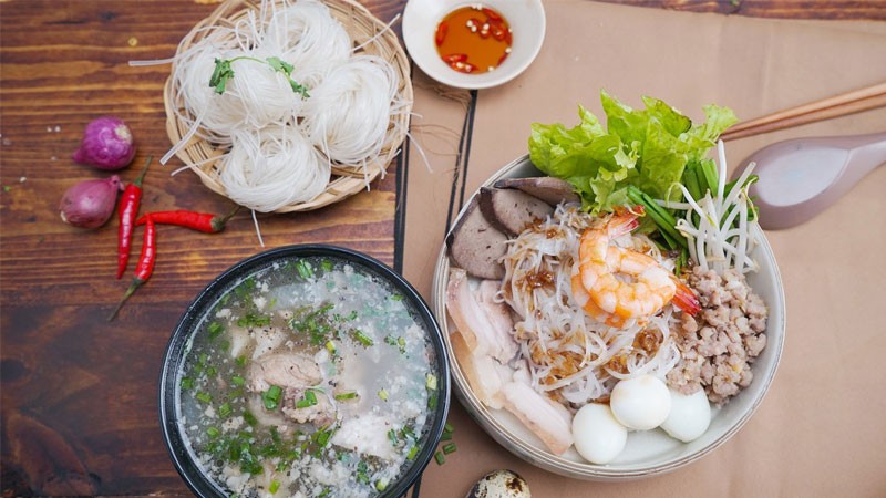 Hủ tiếu Nam Vang ăn kèm rau sống và gia vị