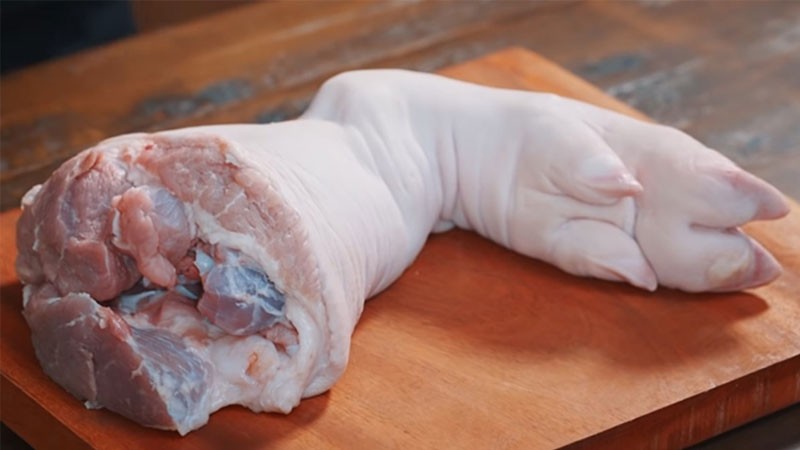 Chọn giò heo tươi ngon để nấu nước lèo trong
