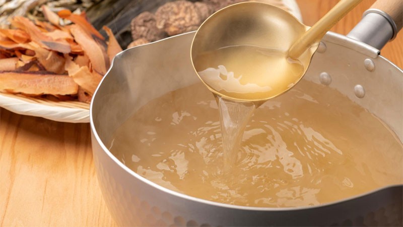 Ninh xương ở lửa nhỏ để có nước lèo trong