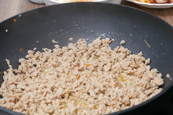 Thịt băm xào thơm lừng, là bí quyết quan trọng trong cách nấu hủ tiếu Nam Vang kinh doanh