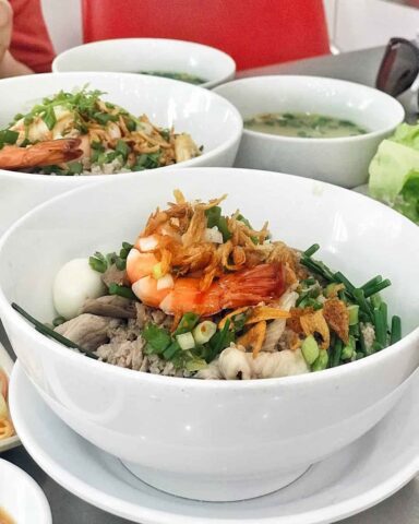 Sơ chế nguyên liệu tươi ngon chuẩn bị cho cách nấu hủ tiếu Nam Vang kinh doanh