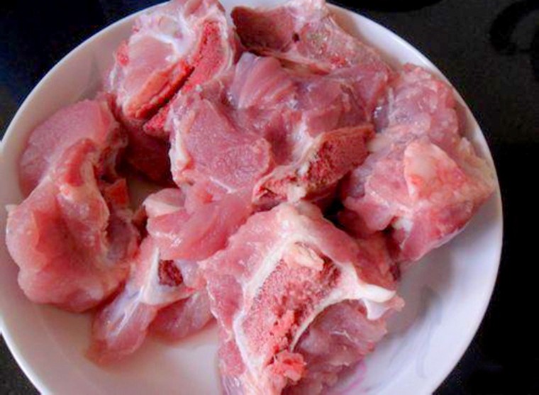 Sơ chế gan và tôm cho món hủ tiếu Sa Đéc