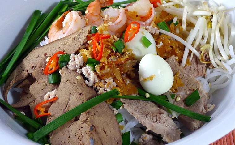 Tô hủ tiếu Sa Đéc thành phẩm với đầy đủ topping