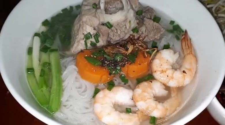 Cách nấu hủ tiếu xương heo với tôm