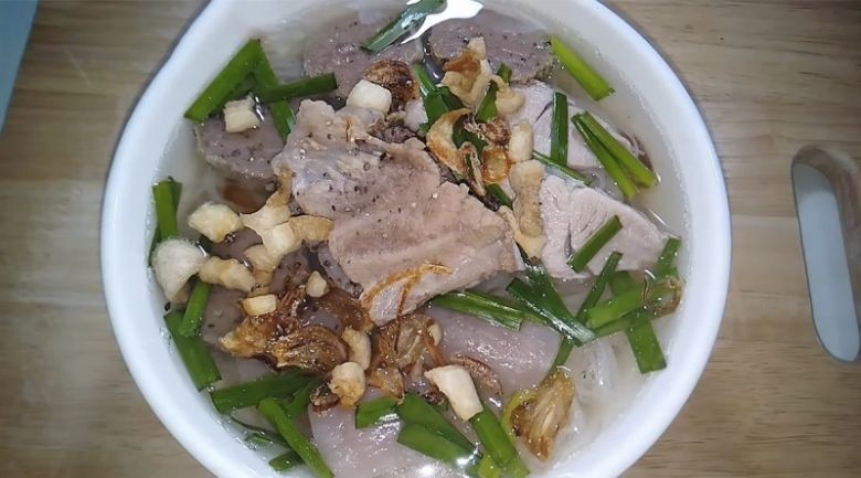 Tủ tiếu xương heo có nước dùng ngọt thanh, sợi hủ tiêu dai ngon, ngấm đều gia vị