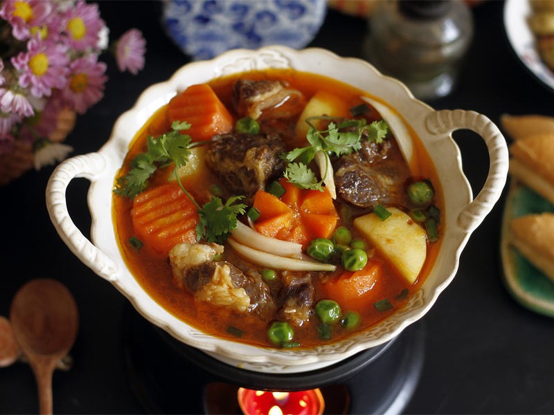 Bát bò lagu nấu sữa tươi béo ngậy, một biến thể độc đáo của món lagu bò